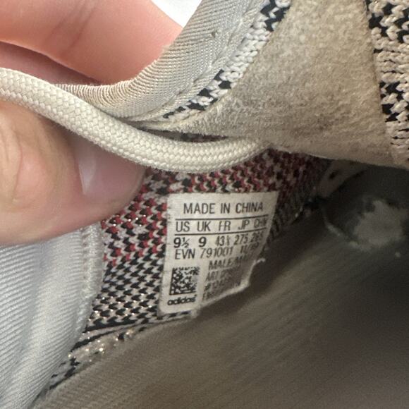 LOT 2 PAIRS OF YEEZY SNEAKERS Size 9.5 and 10 - Picture 8 of 11